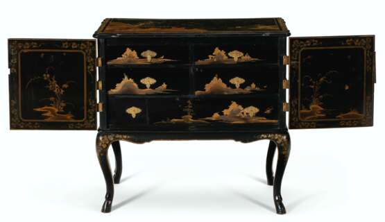 A PAIR OF JAPANESE BLACK AND GILT-LACQUER AND JAPANNED CABINETS-ON-STANDS - photo 4