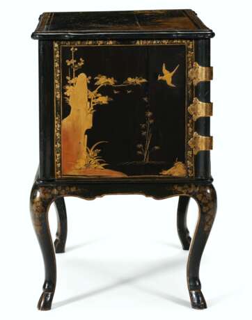 A PAIR OF JAPANESE BLACK AND GILT-LACQUER AND JAPANNED CABINETS-ON-STANDS - фото 5