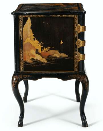 A PAIR OF JAPANESE BLACK AND GILT-LACQUER AND JAPANNED CABINETS-ON-STANDS - фото 6