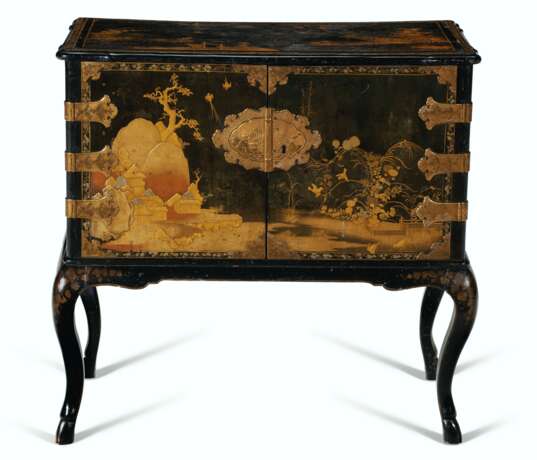 A PAIR OF JAPANESE BLACK AND GILT-LACQUER AND JAPANNED CABINETS-ON-STANDS - photo 8