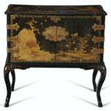 A PAIR OF JAPANESE BLACK AND GILT-LACQUER AND JAPANNED CABINETS-ON-STANDS - фото 8