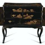A PAIR OF JAPANESE BLACK AND GILT-LACQUER AND JAPANNED CABINETS-ON-STANDS - фото 9