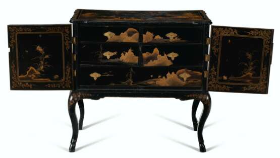 A PAIR OF JAPANESE BLACK AND GILT-LACQUER AND JAPANNED CABINETS-ON-STANDS - фото 9