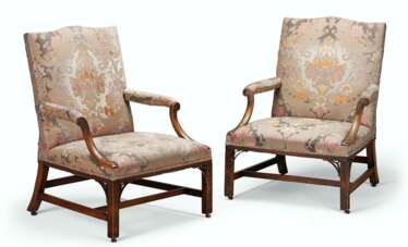 A PAIR OF EARLY GEORGE III MAHOGANY LIBRARY ARMCHAIRS 