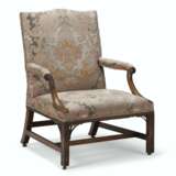 A PAIR OF EARLY GEORGE III MAHOGANY LIBRARY ARMCHAIRS - фото 2