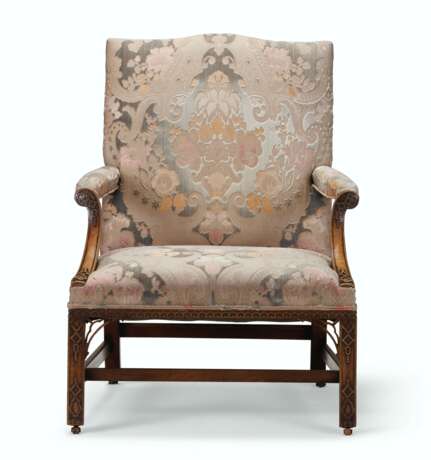 A PAIR OF EARLY GEORGE III MAHOGANY LIBRARY ARMCHAIRS - фото 4