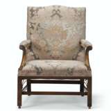 A PAIR OF EARLY GEORGE III MAHOGANY LIBRARY ARMCHAIRS - photo 4