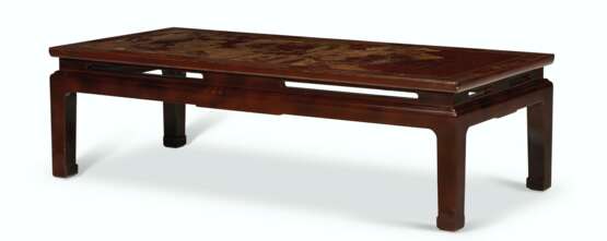 A CHINESE EXPORT GILT LACQUER PANEL, MOUNTED AS A LOW TABLE - Foto 1