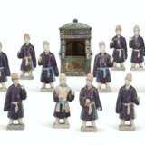ELEVEN CHINESE TURQUOISE AND AUBERGENE-GLAZED POTTERY FIGURES OF ATTENDANTS AND A MODEL OF A SEDAN CHAIR - Foto 1