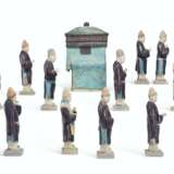 ELEVEN CHINESE TURQUOISE AND AUBERGENE-GLAZED POTTERY FIGURES OF ATTENDANTS AND A MODEL OF A SEDAN CHAIR - Foto 3