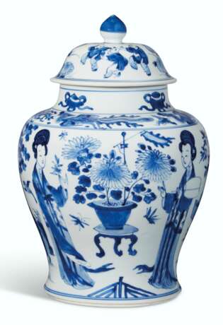 A CHINESE BLUE AND WHITE PORCELAIN JAR AND COVER - фото 1