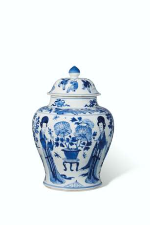 A CHINESE BLUE AND WHITE PORCELAIN JAR AND COVER - фото 3