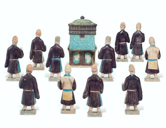 ELEVEN CHINESE TURQUOISE AND AUBERGENE-GLAZED POTTERY FIGURES OF ATTENDANTS AND A MODEL OF A SEDAN CHAIR - Foto 4