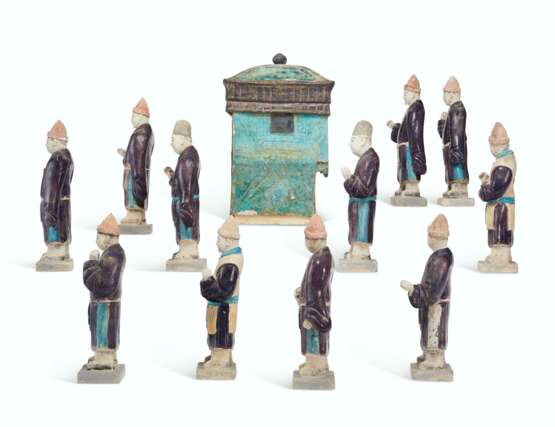 ELEVEN CHINESE TURQUOISE AND AUBERGENE-GLAZED POTTERY FIGURES OF ATTENDANTS AND A MODEL OF A SEDAN CHAIR - фото 5