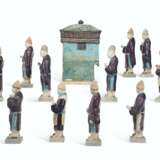 ELEVEN CHINESE TURQUOISE AND AUBERGENE-GLAZED POTTERY FIGURES OF ATTENDANTS AND A MODEL OF A SEDAN CHAIR - Foto 5