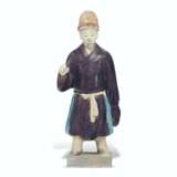 ELEVEN CHINESE TURQUOISE AND AUBERGENE-GLAZED POTTERY FIGURES OF ATTENDANTS AND A MODEL OF A SEDAN CHAIR - Foto 6