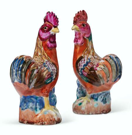 A SMALL PAIR OF CHINESE EXPORT FAMILLE ROSE PORCELAIN COCKERELS - photo 1