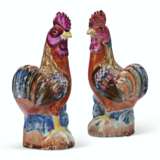 A SMALL PAIR OF CHINESE EXPORT FAMILLE ROSE PORCELAIN COCKERELS - фото 1