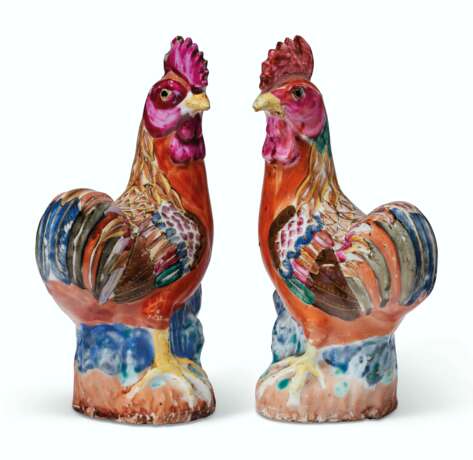 A SMALL PAIR OF CHINESE EXPORT FAMILLE ROSE PORCELAIN COCKERELS - фото 2