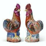 A SMALL PAIR OF CHINESE EXPORT FAMILLE ROSE PORCELAIN COCKERELS - Foto 2