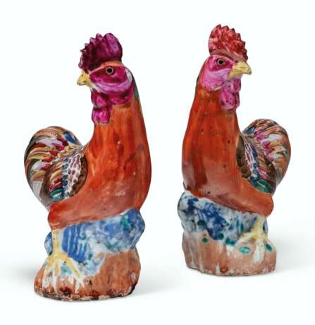 A SMALL PAIR OF CHINESE EXPORT FAMILLE ROSE PORCELAIN COCKERELS - Foto 4