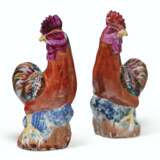 A SMALL PAIR OF CHINESE EXPORT FAMILLE ROSE PORCELAIN COCKERELS - фото 4