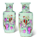 A PAIR OF CHINESE LARGE FAMILLE ROSE ROULEAU VASES - Foto 1