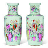 A PAIR OF CHINESE LARGE FAMILLE ROSE ROULEAU VASES - Foto 2