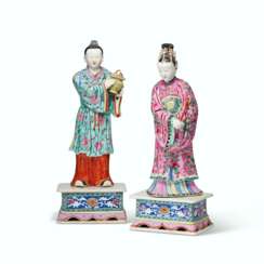 A PAIR OF CHINESE EXPORT FAMILLE ROSE PORCELAIN COURT FIGURES