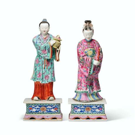 A PAIR OF CHINESE EXPORT FAMILLE ROSE PORCELAIN COURT FIGURES - photo 2