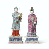 A PAIR OF CHINESE EXPORT FAMILLE ROSE PORCELAIN COURT FIGURES - Foto 2