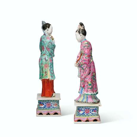 A PAIR OF CHINESE EXPORT FAMILLE ROSE PORCELAIN COURT FIGURES - Foto 3