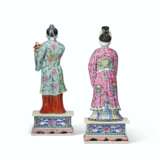 A PAIR OF CHINESE EXPORT FAMILLE ROSE PORCELAIN COURT FIGURES - photo 4