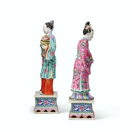 A PAIR OF CHINESE EXPORT FAMILLE ROSE PORCELAIN COURT FIGURES - фото 5