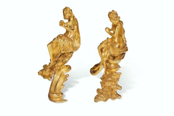 A PAIR OF FRENCH ORMOLU CHENETS - Foto 4