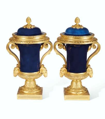 A PAIR OF LOUIS XVI ORMOLU-MOUNTED CHINESE POWDER-BLUE BALUSTER VASES AND COVERS - фото 2