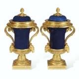 A PAIR OF LOUIS XVI ORMOLU-MOUNTED CHINESE POWDER-BLUE BALUSTER VASES AND COVERS - фото 4