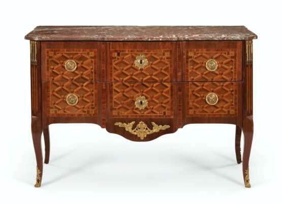 A LATE LOUIS XV ORMOLU-MOUNTED TULIPWOOD, AMARANTH, AND PARQUETRY COMMODE - photo 1