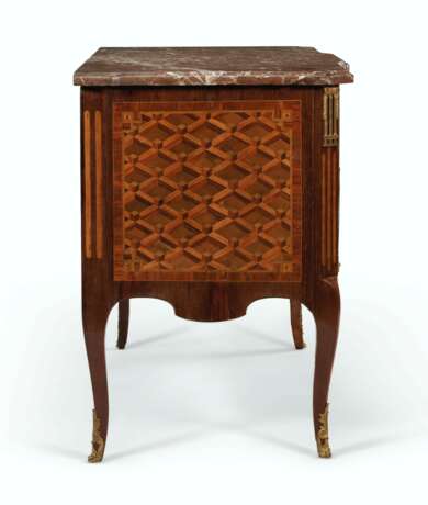 A LATE LOUIS XV ORMOLU-MOUNTED TULIPWOOD, AMARANTH, AND PARQUETRY COMMODE - фото 2