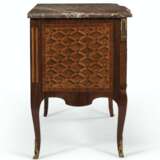 A LATE LOUIS XV ORMOLU-MOUNTED TULIPWOOD, AMARANTH, AND PARQUETRY COMMODE - Foto 2