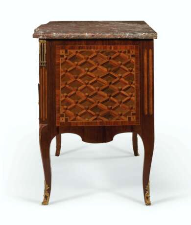 A LATE LOUIS XV ORMOLU-MOUNTED TULIPWOOD, AMARANTH, AND PARQUETRY COMMODE - Foto 3