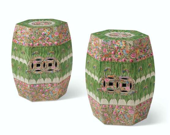 A PAIR OF CHINESE EXPORT FAMILLE ROSE PORCELAIN HEXAGONAL GARDEN SEATS - фото 1