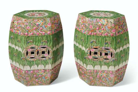 A PAIR OF CHINESE EXPORT FAMILLE ROSE PORCELAIN HEXAGONAL GARDEN SEATS - фото 2