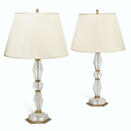 A PAIR OF GILT-METAL AND ETCHED GLASS TABLE LAMPS - фото 1
