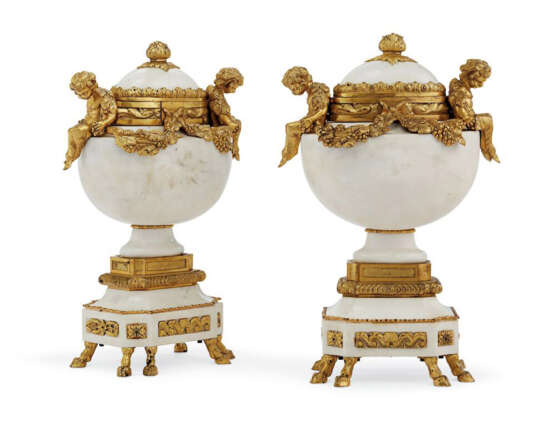 A PAIR OF FRENCH ORMOLU-MOUNTED MARBLE URNS - photo 1