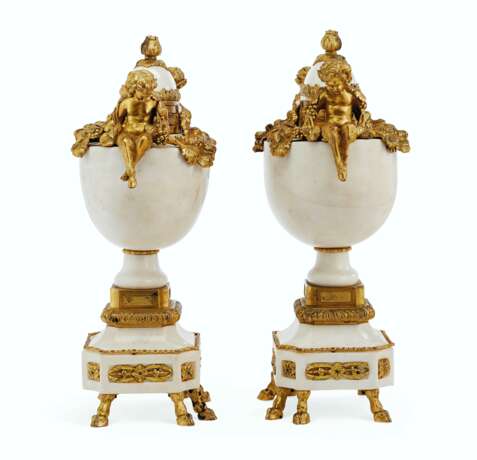 A PAIR OF FRENCH ORMOLU-MOUNTED MARBLE URNS - photo 2