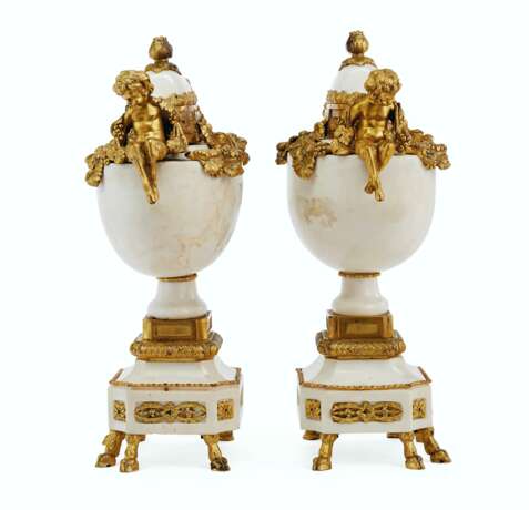 A PAIR OF FRENCH ORMOLU-MOUNTED MARBLE URNS - Foto 3