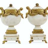 A PAIR OF FRENCH ORMOLU-MOUNTED MARBLE URNS - photo 4