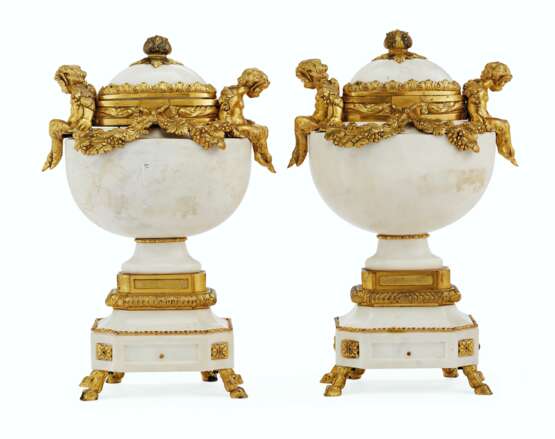 A PAIR OF FRENCH ORMOLU-MOUNTED MARBLE URNS - Foto 4