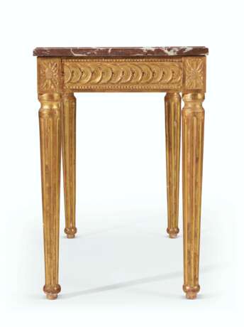 A NORTH EUROPEAN GILTWOOD CENTER TABLE - Foto 3